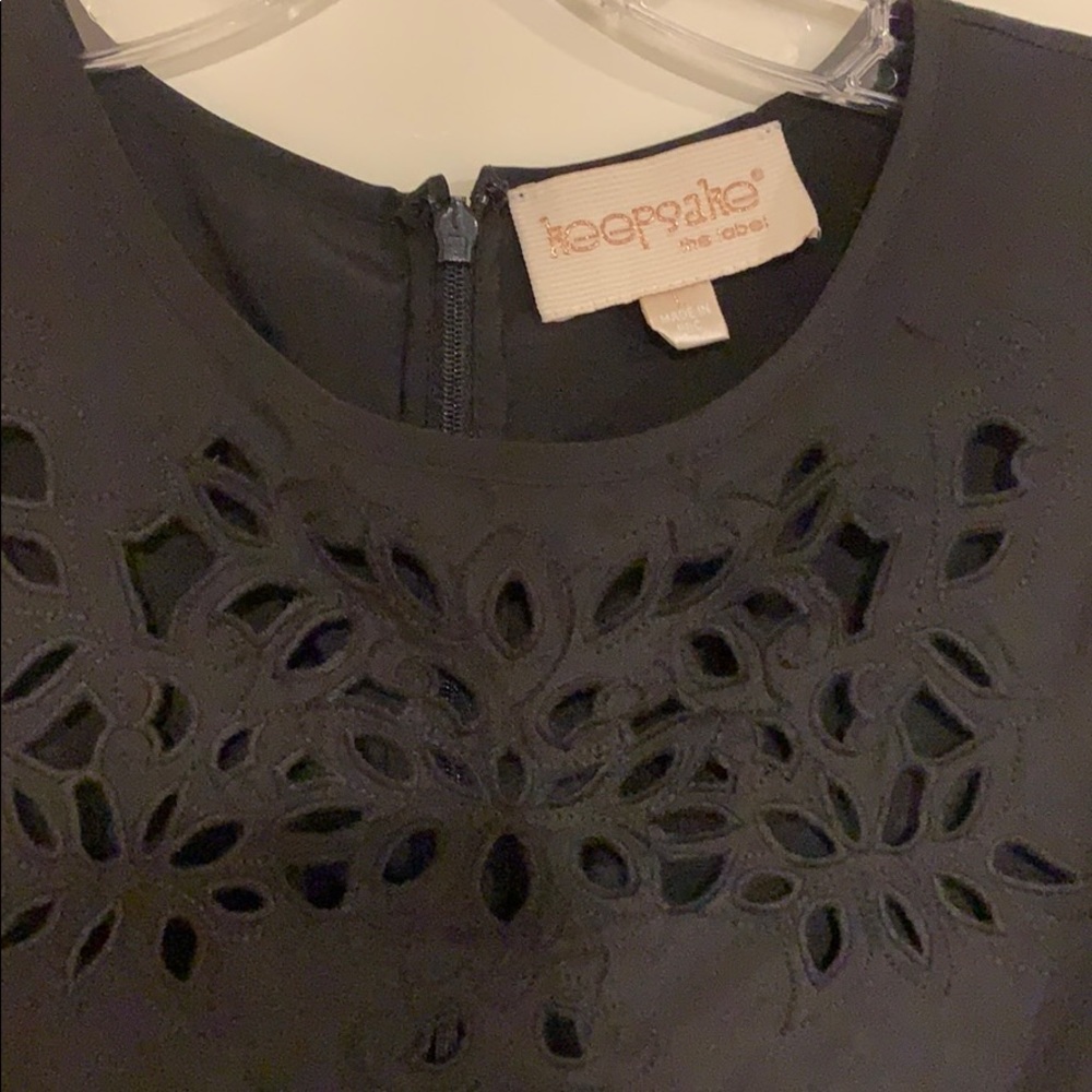 Keepsake 💯 polyester black sleeveless blouse.